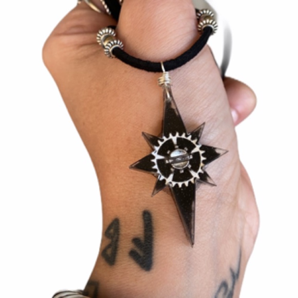 Black resin North Star steam punk wheel necklace - Picture 6 of 14